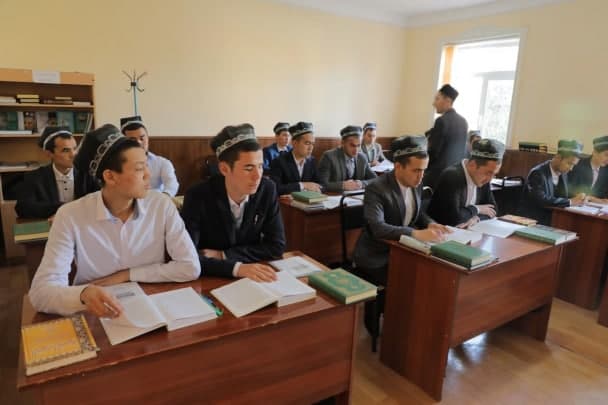 Плата за обучение была выплачена 24 студентам, изучающим религиозные знания.